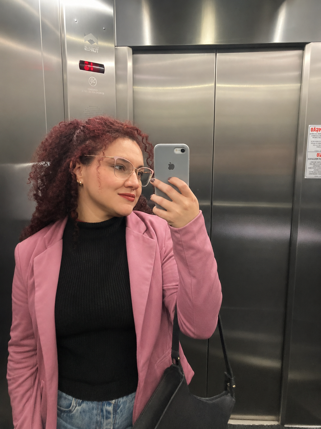 Jessica Ferreira em contexto profissional formal, época anterior à carreira como UGC Creator